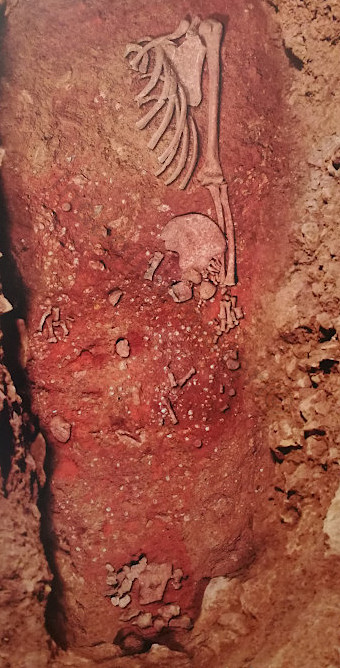 Burial with red ochre at Papasidero