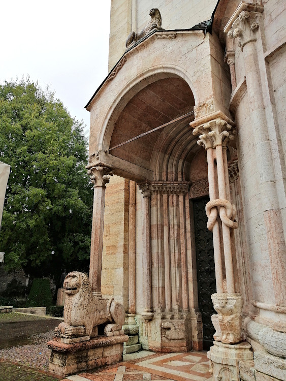 knotted columns