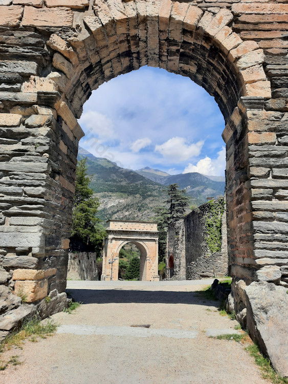 View of the Arch of Augustus in Susa
