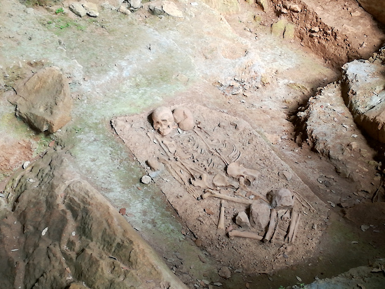Couple burial in the Romito Cave