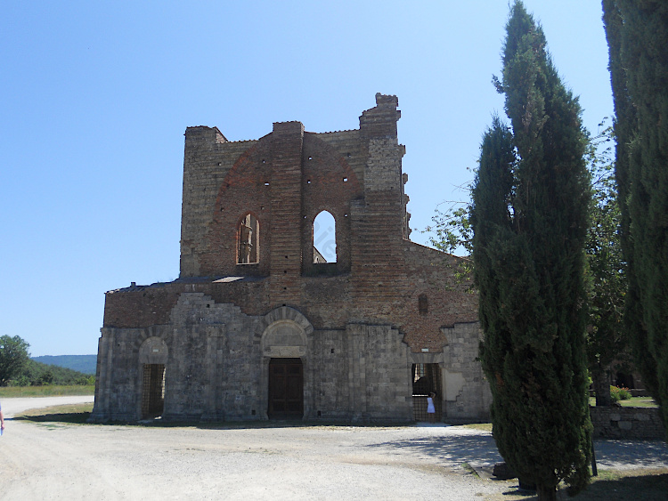La facciata dell'Abbazia di San Galgano