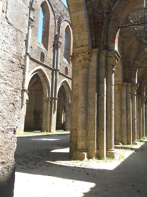 Pilastro nell'Abbazia di San Galgano