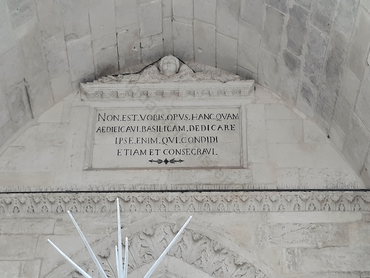 La lapide del portale sinistro del Santuario di San Michele sul Gargano
