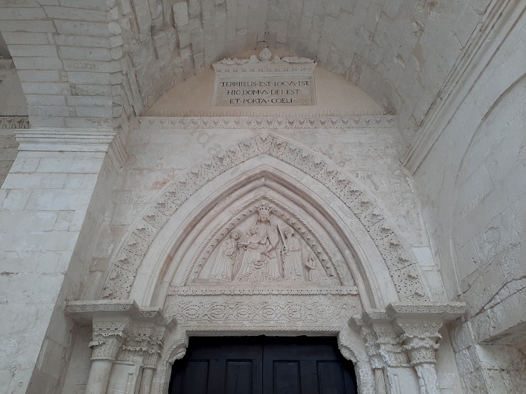 Il portale di destra del Santuario di San Michele sul Gargano