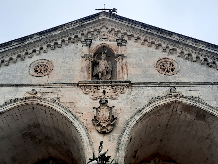 La statua di San Michele nel Santuario sul Gargano