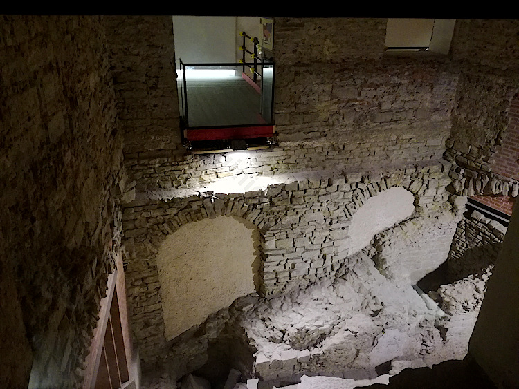 I resti dell'antico teatro sotto Piazza della Signoria