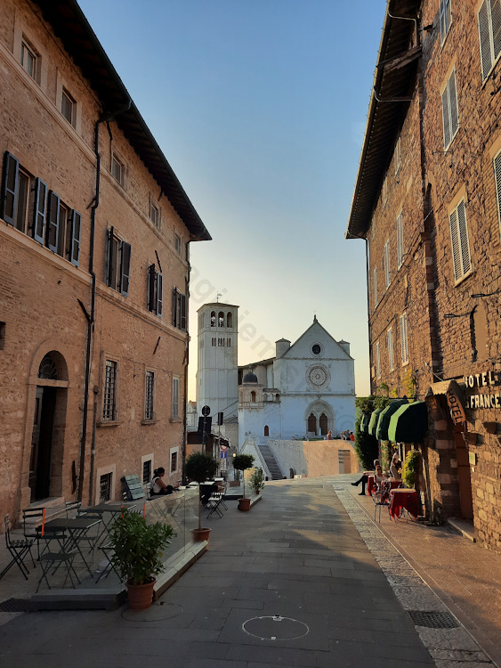 La basilica di San Francesco al tramonto, Assisi