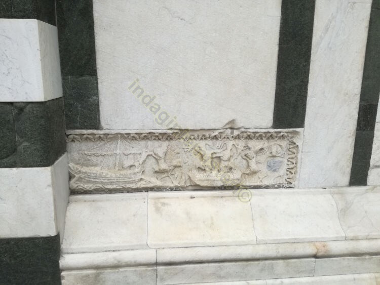 Resti di un sarcofago romano sul Battistero di San Giovanni a Firenze