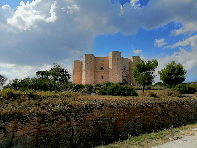 Veduta di Castel del Monte, uno dei possibili nascondigli del Graal
