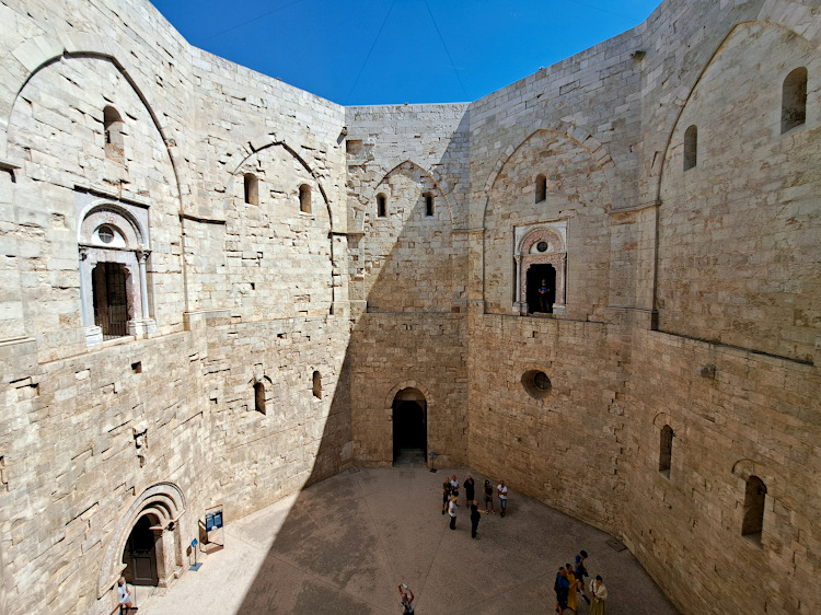Cortile interno di Castel del Monte