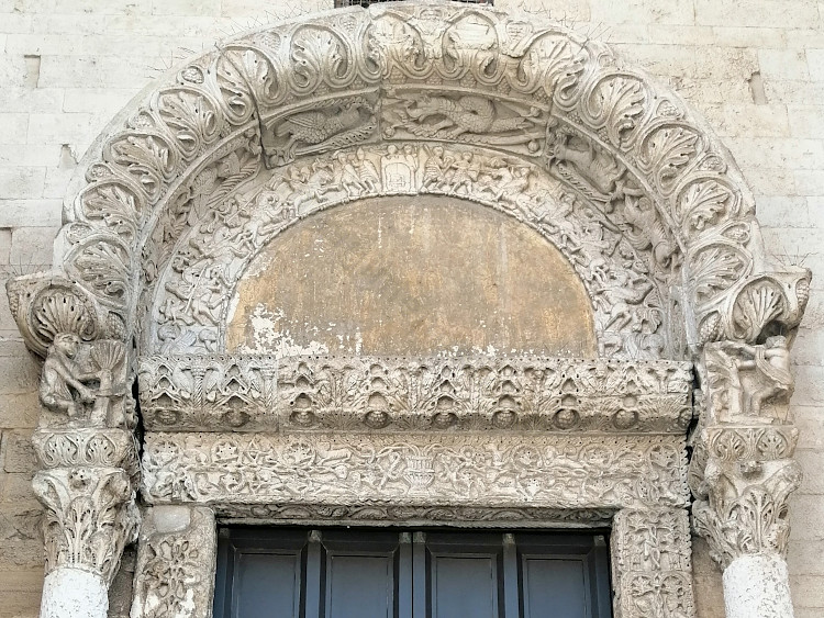L'archivolto della Porta dei Leoni di Bari