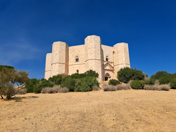 Una veduta di Castel del Monte