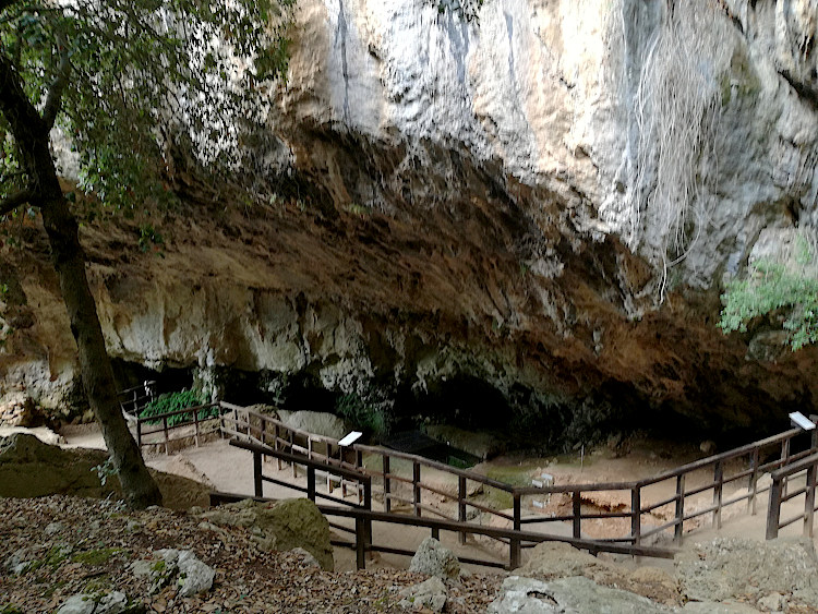 L'esterno della Grotta del Romito a Papasidero