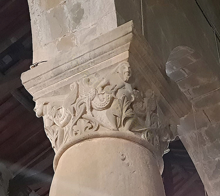 Capitello con draghi nella Pieve di Gropina