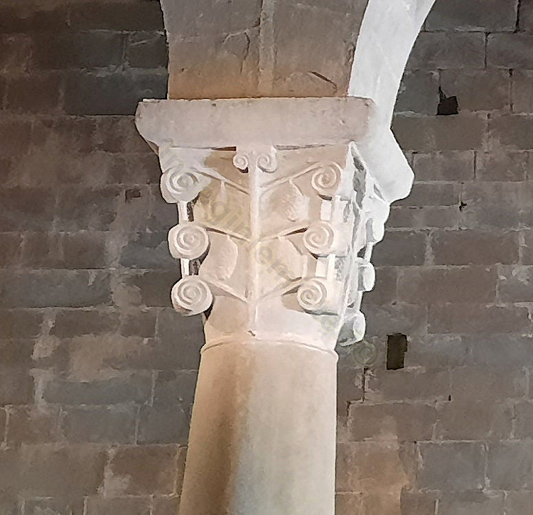 Capitello con tralci vegetali nella Pieve di Gropina