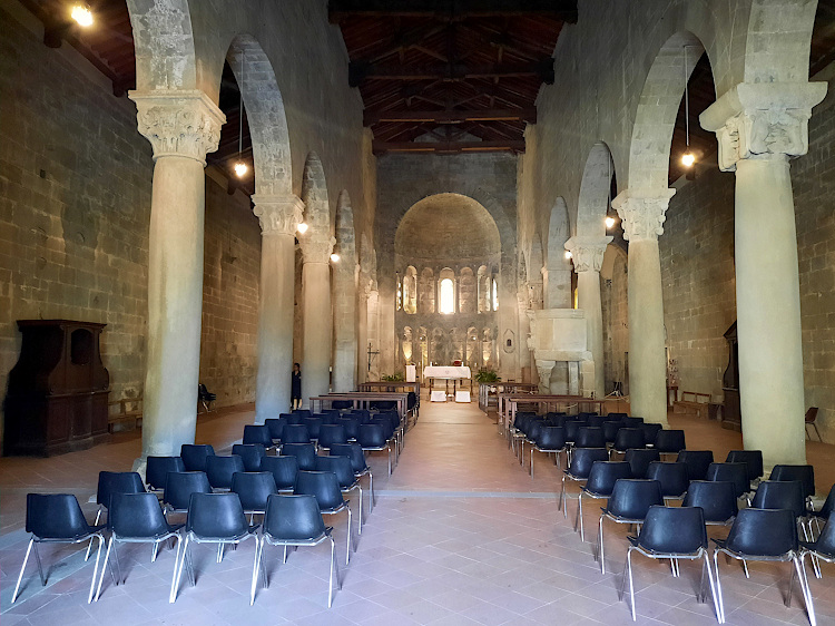 Gli interni della Pieve di Gropina