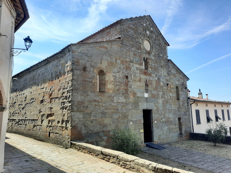La facciata della Pieve di Gropina