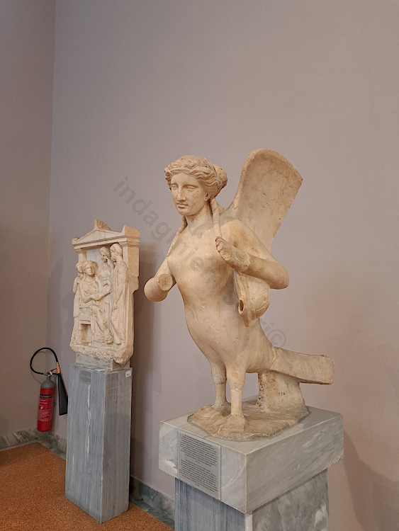 Statua funeraria di sirena al Museo Archeologico Nazionale di Atene