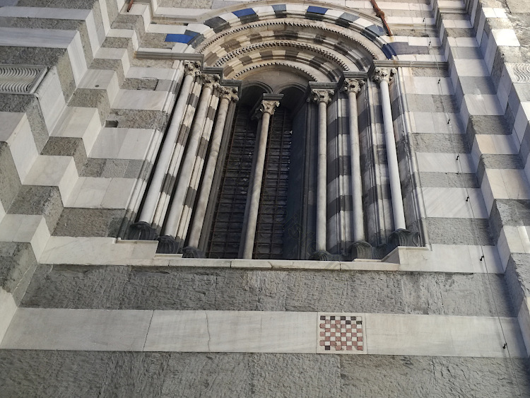 Una scacchiera nella cattedrale di San Lorenzo a Genova