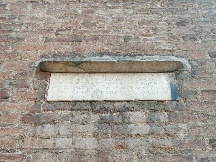 Una lapide commemorativa di Matteo da Campione all'esterno del Duomo di Monza