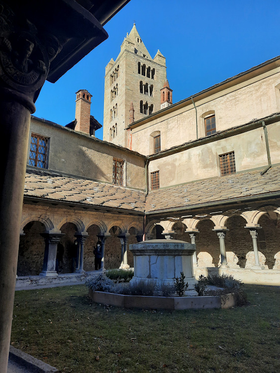 Il chiostro della Collegiata di Sant'Orso