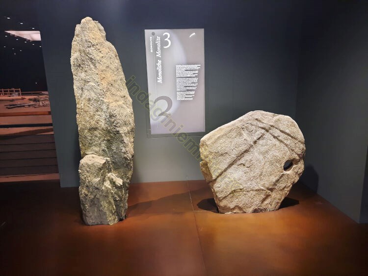 Menhir e lastra poligonale