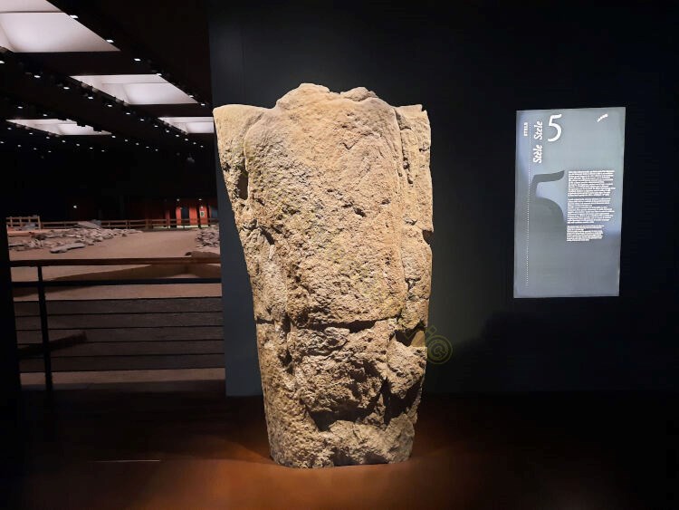 Statua stele arcaica 
