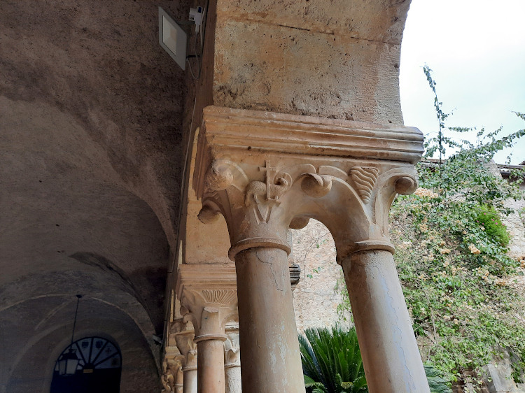 Capitello con Agnus Dei