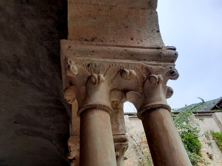 Capitello con fiore della Vita