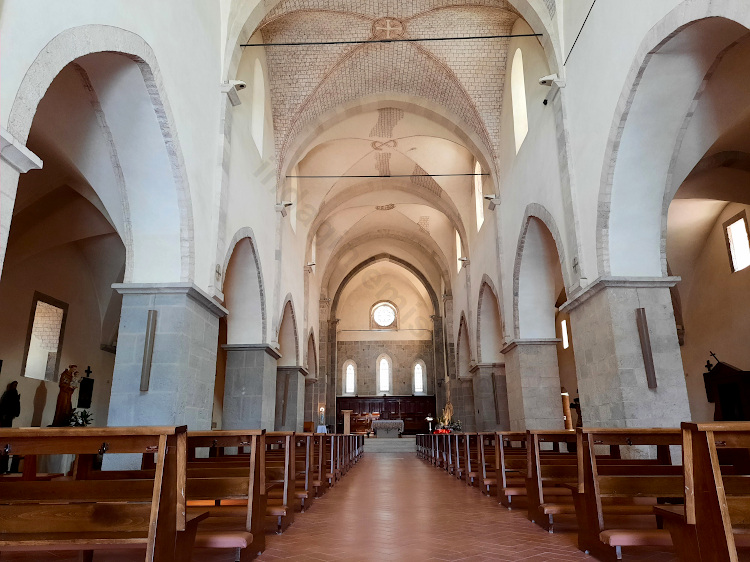 Gli interni della chiesa di Valvisciolo
