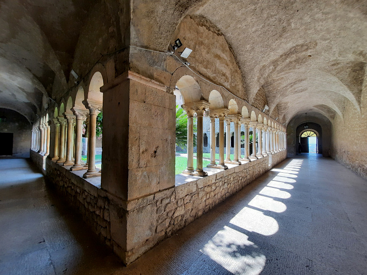 I corridoi del chiostro di Valvisciolo