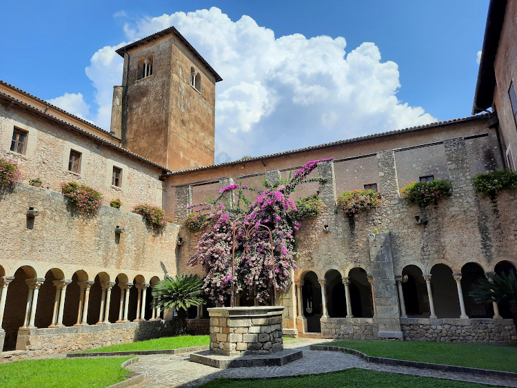 Il chiostro dell'abbazia di Valvisciolo