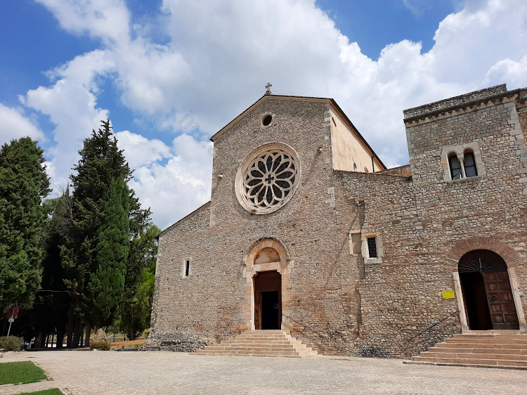 La facciata della chiesa di Valvisciolo
