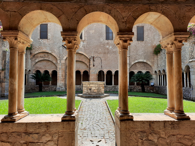 Veduta del chiostro di Valvisciolo