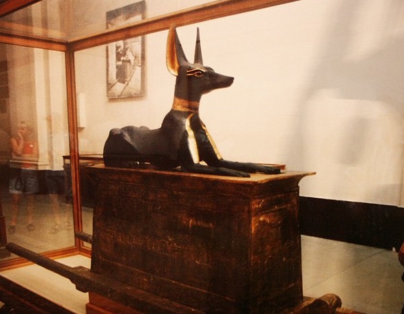 Arca del faraone Tutankhamon con Anubi