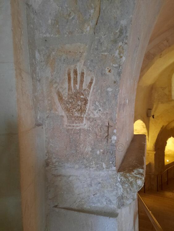 Una mano incisa nel Santuario di San Michele sul Gargano