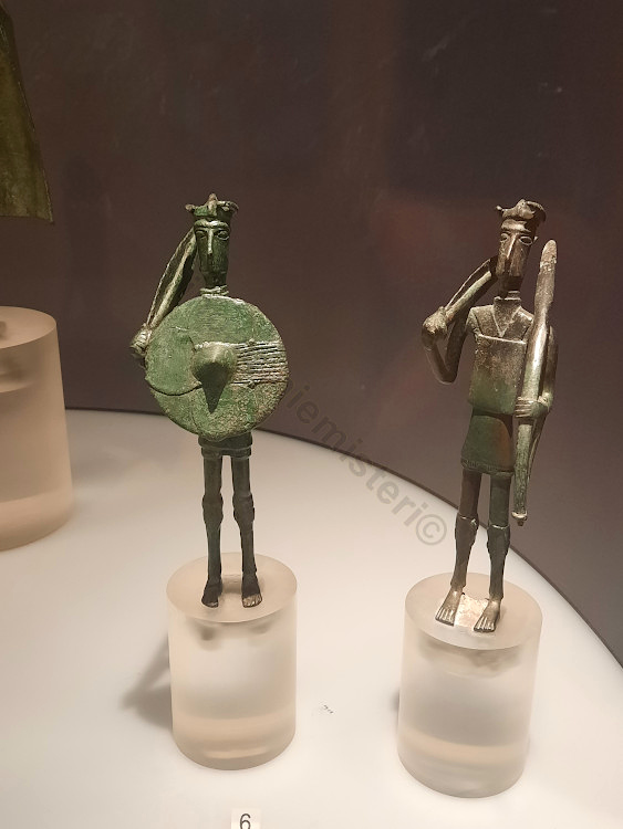 Bronzetti nuragici con elmi cornuti