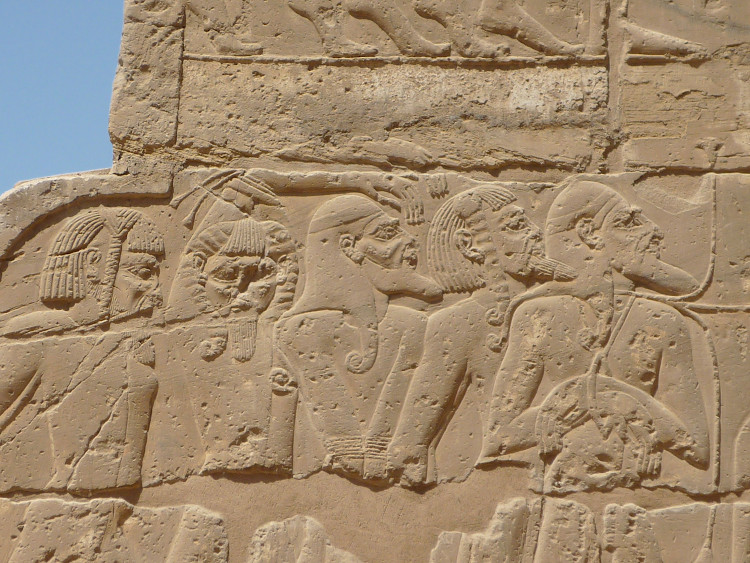 Prigionieri dei popoli del mare sui rilievi del tempio di Medinet Habu