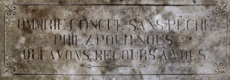 Il basamento della Madonna di Lourdes a Rennes-le-Château