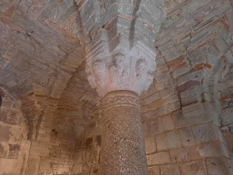 Capitello con battuta di caccia nella cripta dell'Abbazia di San Salvatore