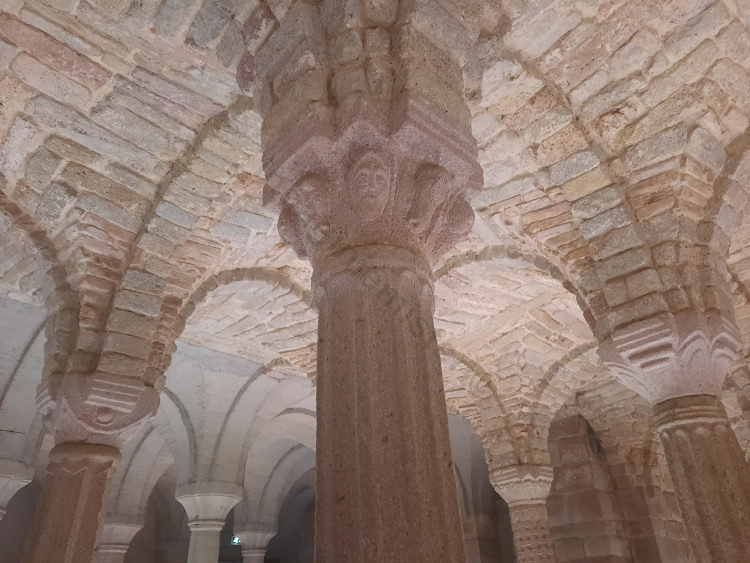 Il capitello "storico" nella cripta dell'Abbazia di San Salvatore