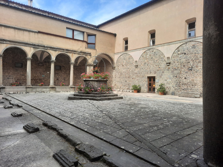 Il chiostro dell'Abbazia di San Salvatore sul Monte Amiata