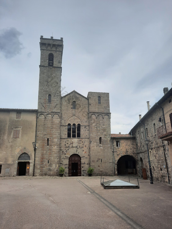 La facciata della chiesa di San Salvatore sul Monte Amiata