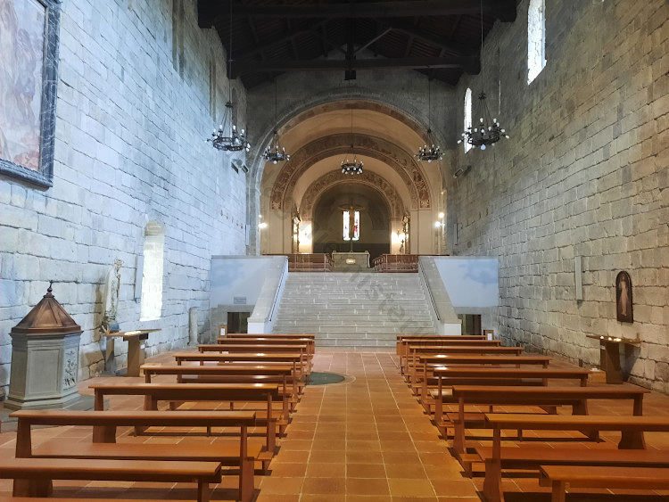 Gli interni della chiesa dell'Abbazia di San Salvatore