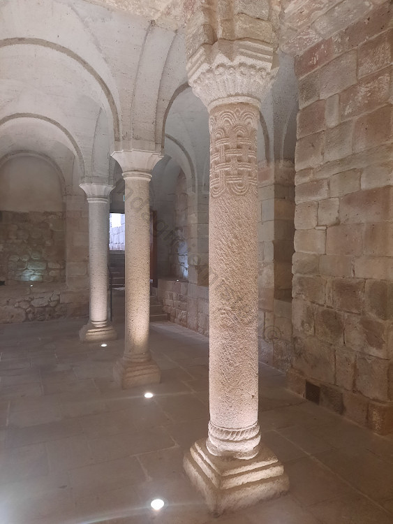 Nodo di Salomone nella cripta dell'Abbazia di San Salvatore