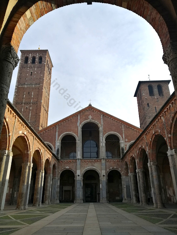 La facciata della basilica di Sant'Ambrogio