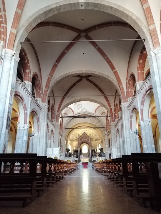 Gli interni della basilica di Sant'Ambrogio a Milano