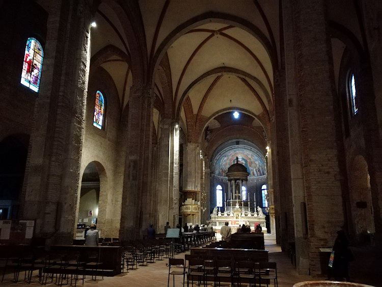 Gli interni della basilica di San Simpliciano
