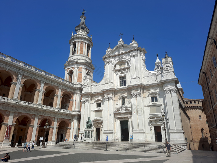 La facciata della basilica di Loreto