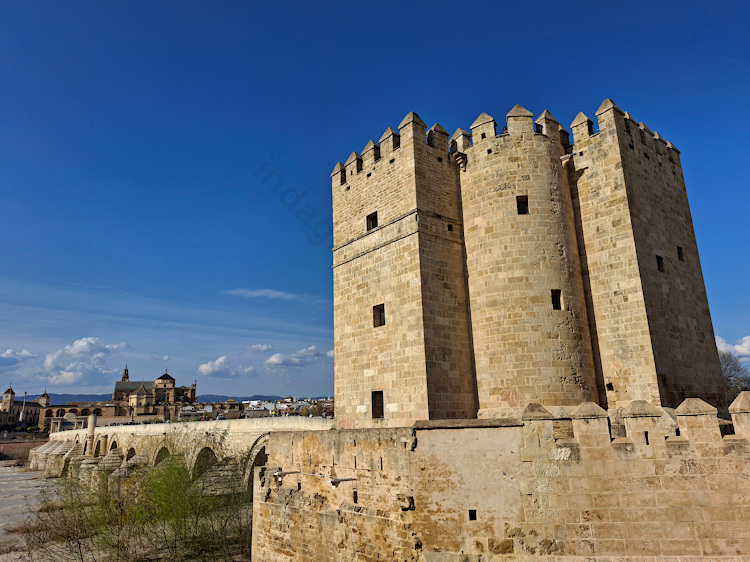 La Torre de la Calahorra e il Ponte Romano di Corodva